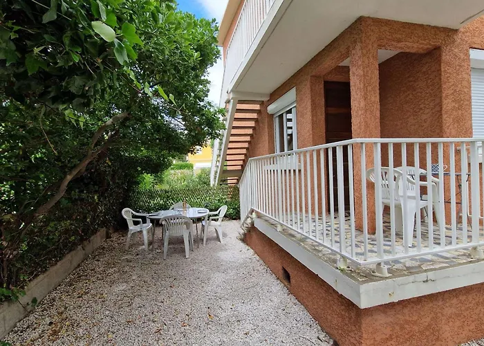 Апартаменты : 6 Pers Avec Terrasse, Parking Et Option Internet - Fr-1-387-159 Марсейан
